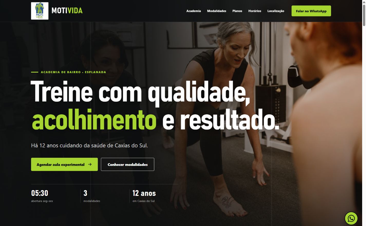 Captura real do site Motivida: mulheres treinando, título em branco e verde e chamada para aula experimental.